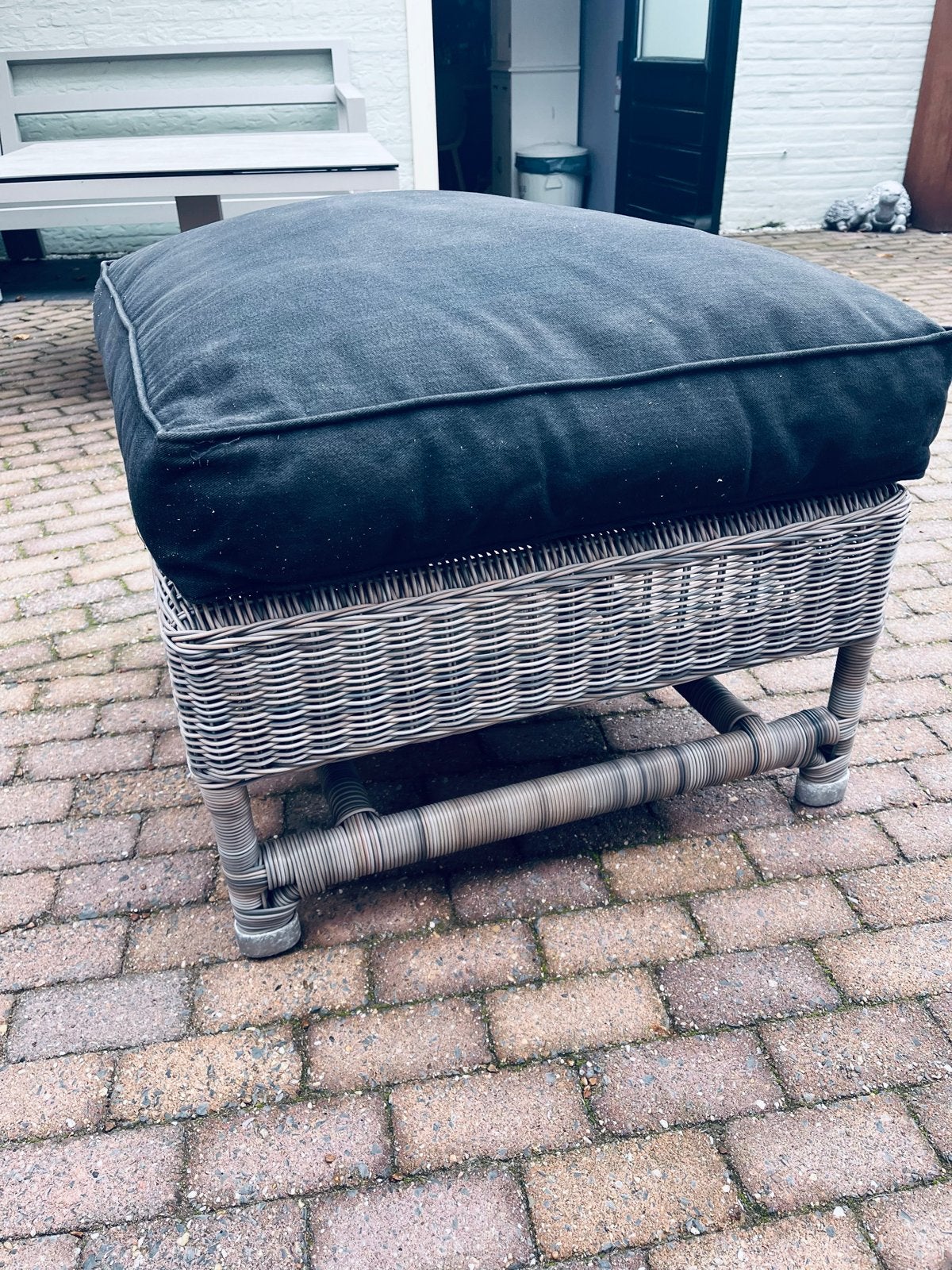 Comfortabele rotan hocker met kussen van RIVIERA MAISON., Ophalen, Gebruikt, Vierkant, Riet of Rotan