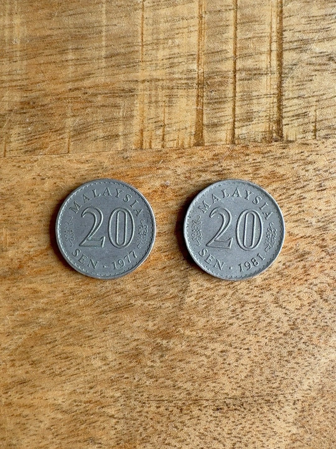 2 oude munten Maleisië – 20 Sen 1977 & 1981, Ophalen of Verzenden, Vóór koninkrijk