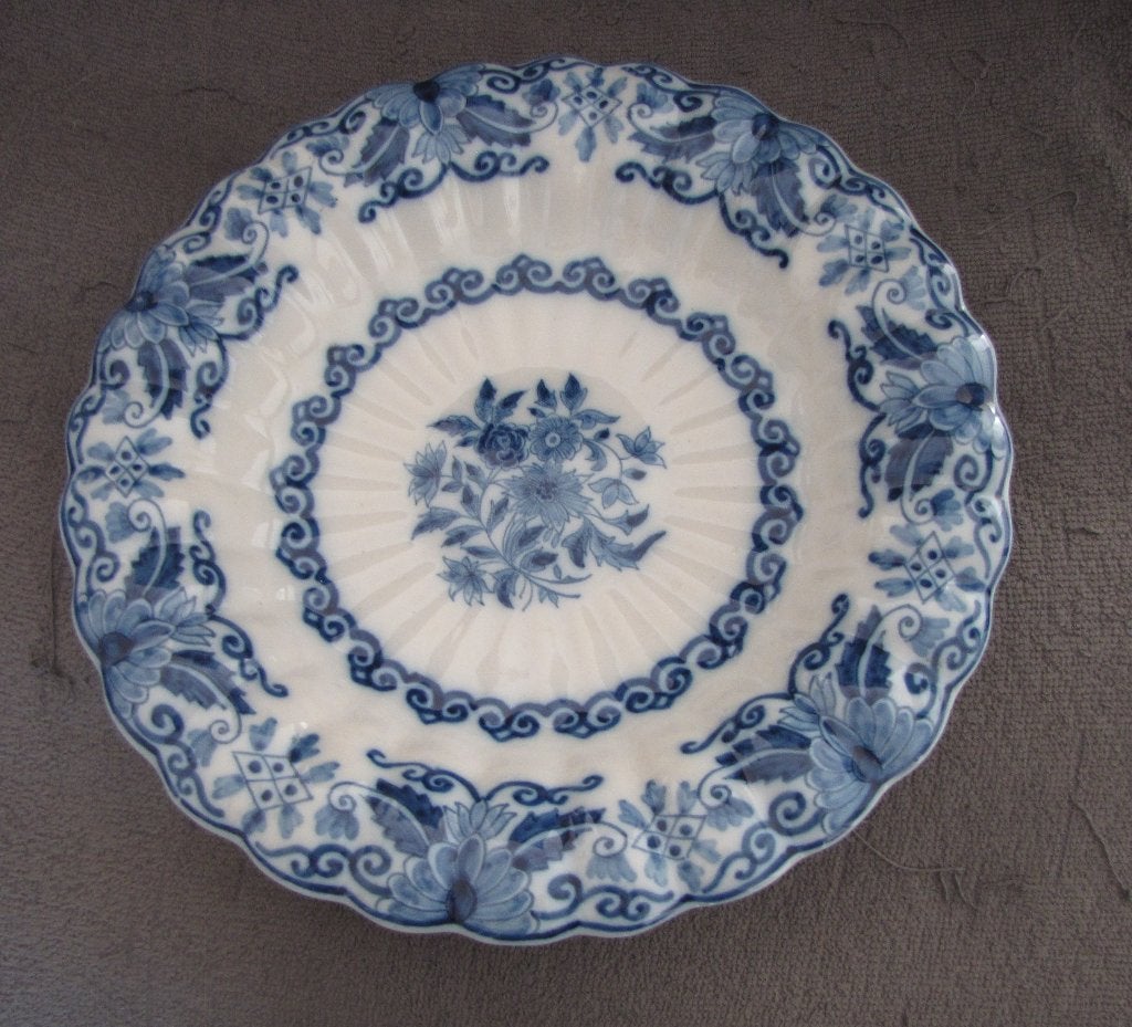 Groot Makkum aardewerk bord met golfrand & bloemmotief blauw, Antiek en Kunst, Ophalen