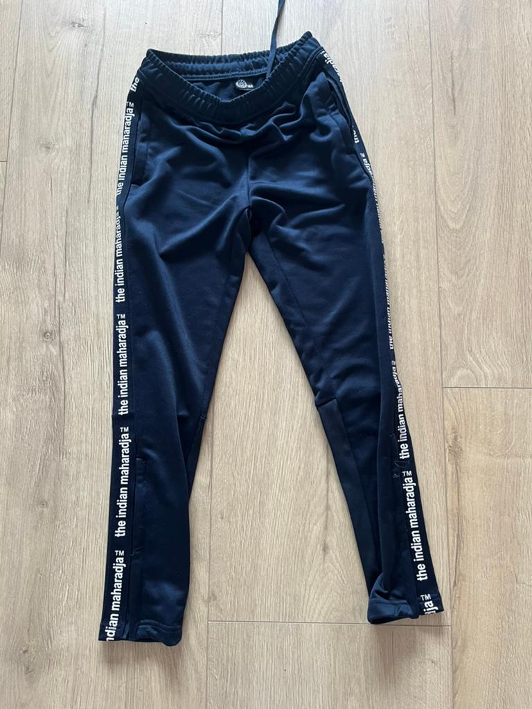Indian Maharadja trainingsbroek d.blauw mt 152 (valt klein), Kinderen en Baby's, Kinderkleding | Maat 152, Ophalen of Verzenden