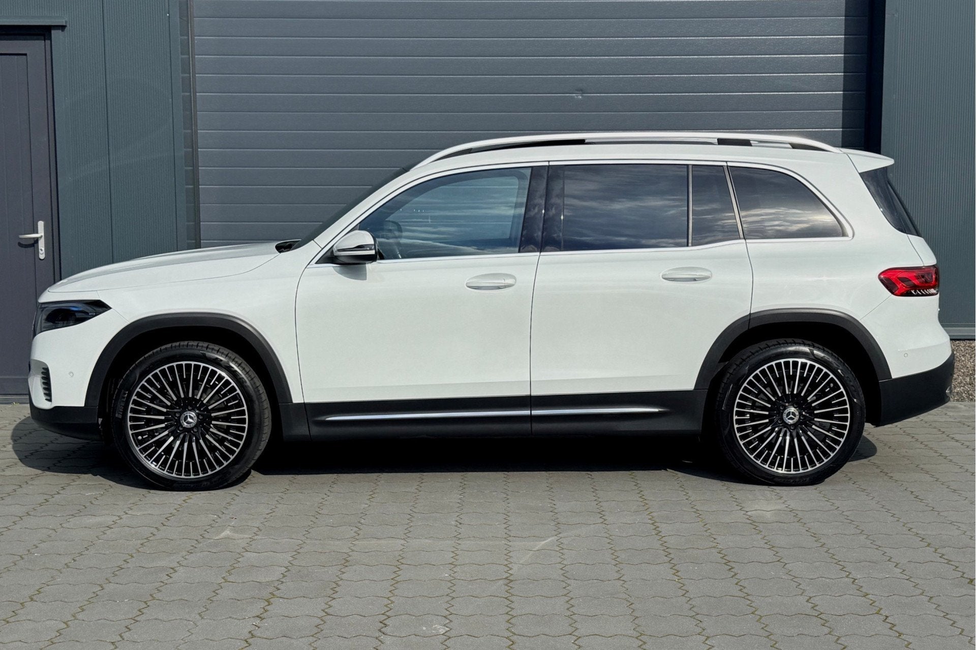 Mercedes-Benz EQB 300 4MATIC Luxury Line 67 kWh PANO BURMEST, Automaat, Gebruikt, Met garantie (alle), Wit