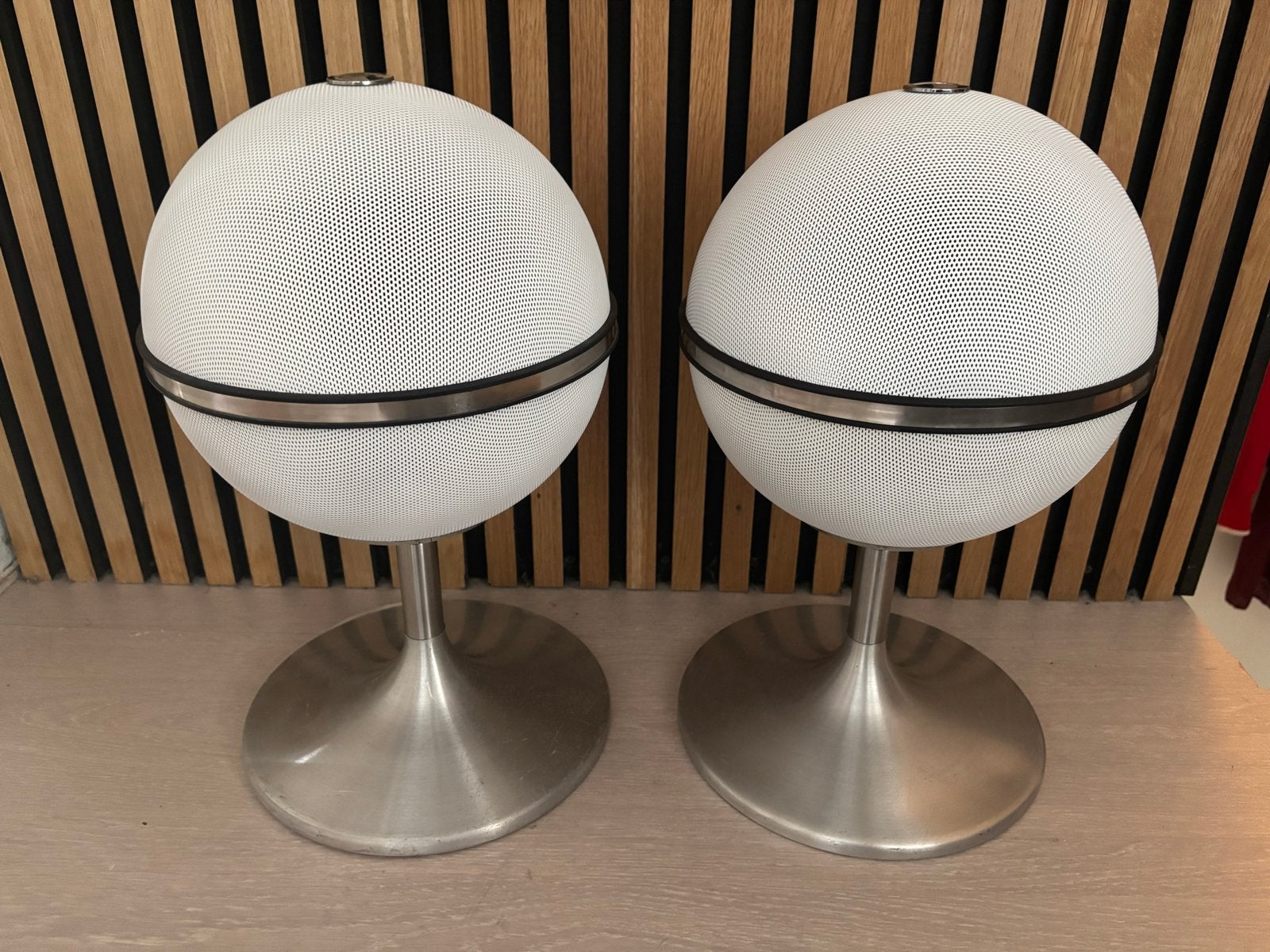 Grundig Audiorama 4000 speakers op lage trompet voet, Audio, Tv en Foto, Luidsprekers, Ophalen, Gebruikt, Front, Rear of Stereo speakers