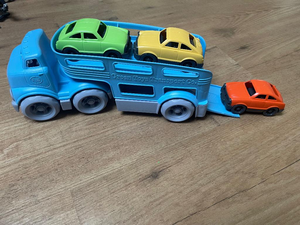 Green toys vrachtwagen met 3 mini autos, Ophalen, Zo goed als nieuw