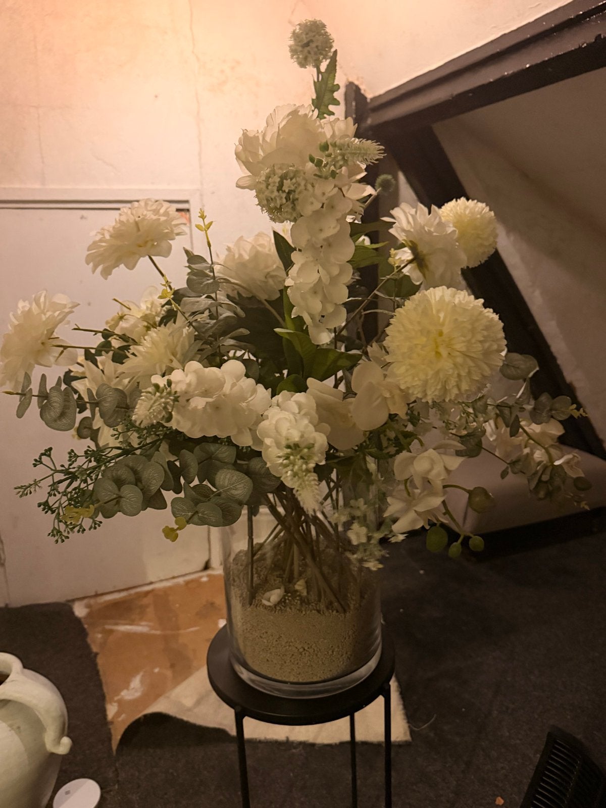 Prachtig zijden boeket met glazen vaas, Wit, Inclusief decoratie, Ophalen of Verzenden, Glas