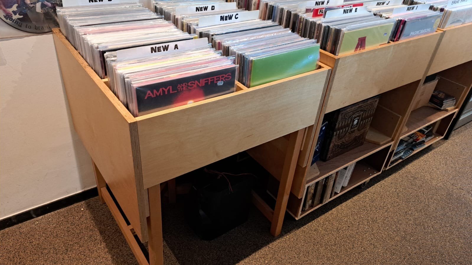 Gezocht!!! Platen- en cd bakken voor platenwinkel., Cd's en Dvd's, Ophalen of Verzenden, Zo goed als nieuw, Overige formaten