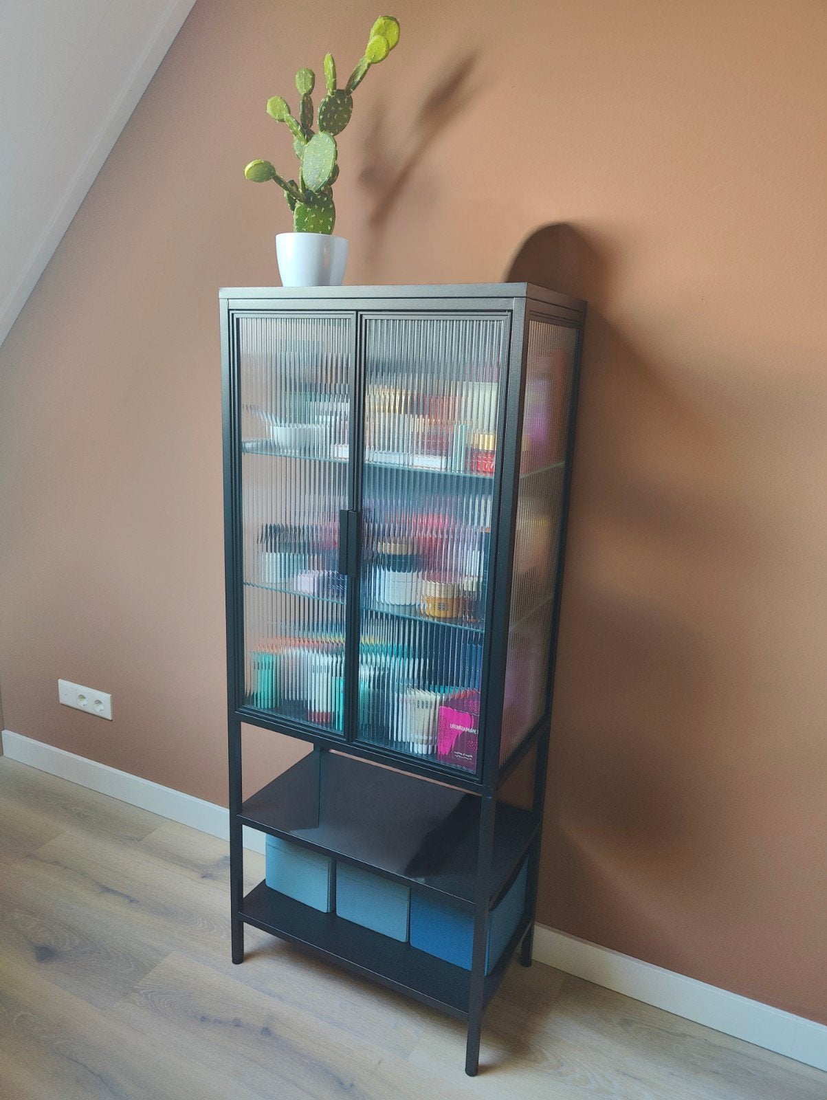 Ikea MOSSJÖN vitrinekast - Zwart met geribbeld glas, Huis en Inrichting, Ophalen