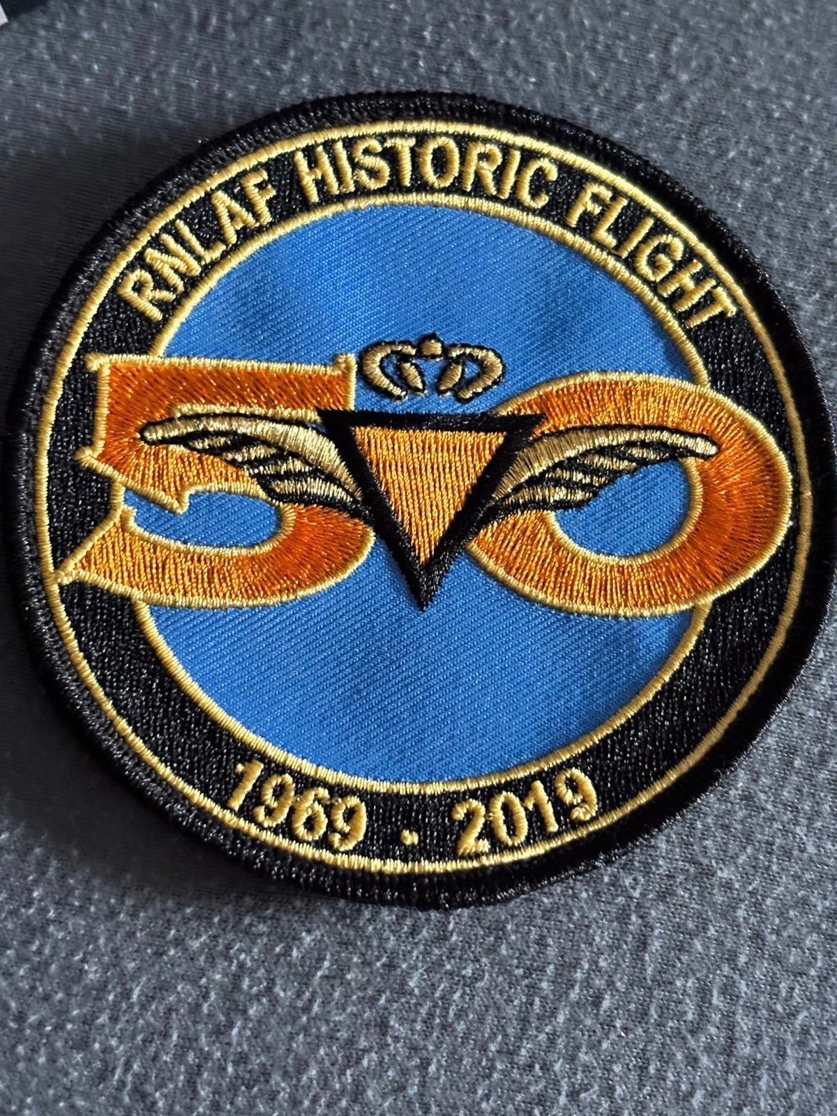 Embleem 50 jaar RNLAF historic flight, Verzenden, Luchtmacht, Nederland, Embleem of Badge