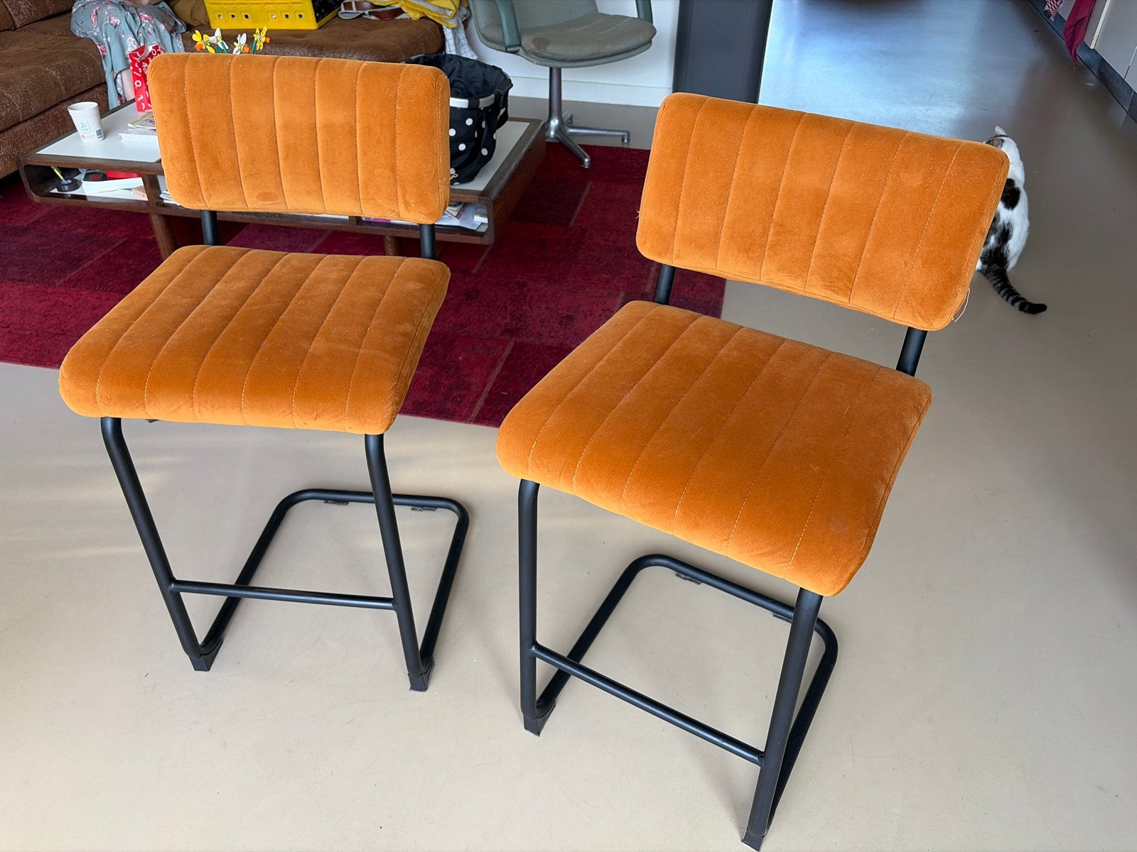 In prijs verlaagd: Barkrukken met amber velour stof, Ophalen, Met voetsteun, 60 tot 90 cm, Zo goed als nieuw