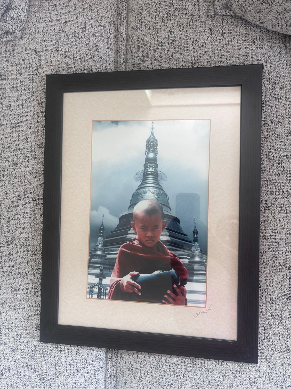 Ingelijste foto's van Thaise monniken, Ophalen