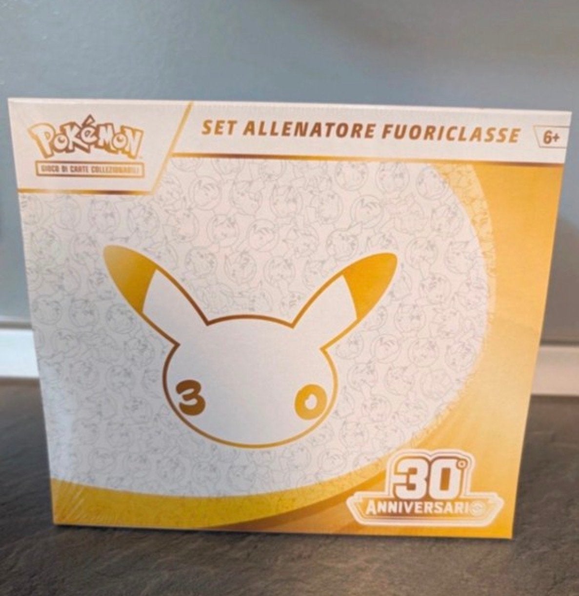 Italliaans sealed Pokémon 30e Celabration ETB Set Allenatore, Ophalen of Verzenden, Nieuw, Overige typen