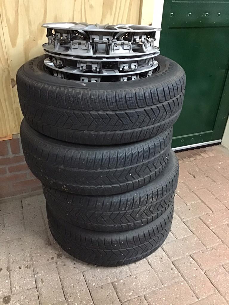 Set Pirelli winterbanden op stalen velgen met wieldoppen., Ophalen