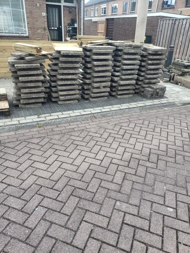 Gratis grindtegels af te halen., Tuin en Terras, Gebruikt, Ophalen of Verzenden, 10 m² of meer, Beton