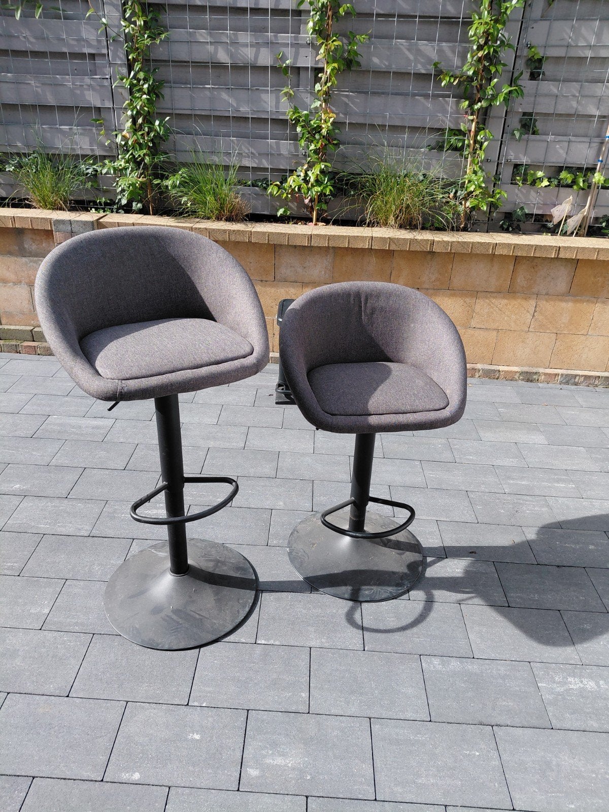 Set van 2 moderne barkrukken - grijs, in hoogte verstelbaar, Huis en Inrichting, Ophalen, Gebruikt, 90 cm of meer, 2 krukken