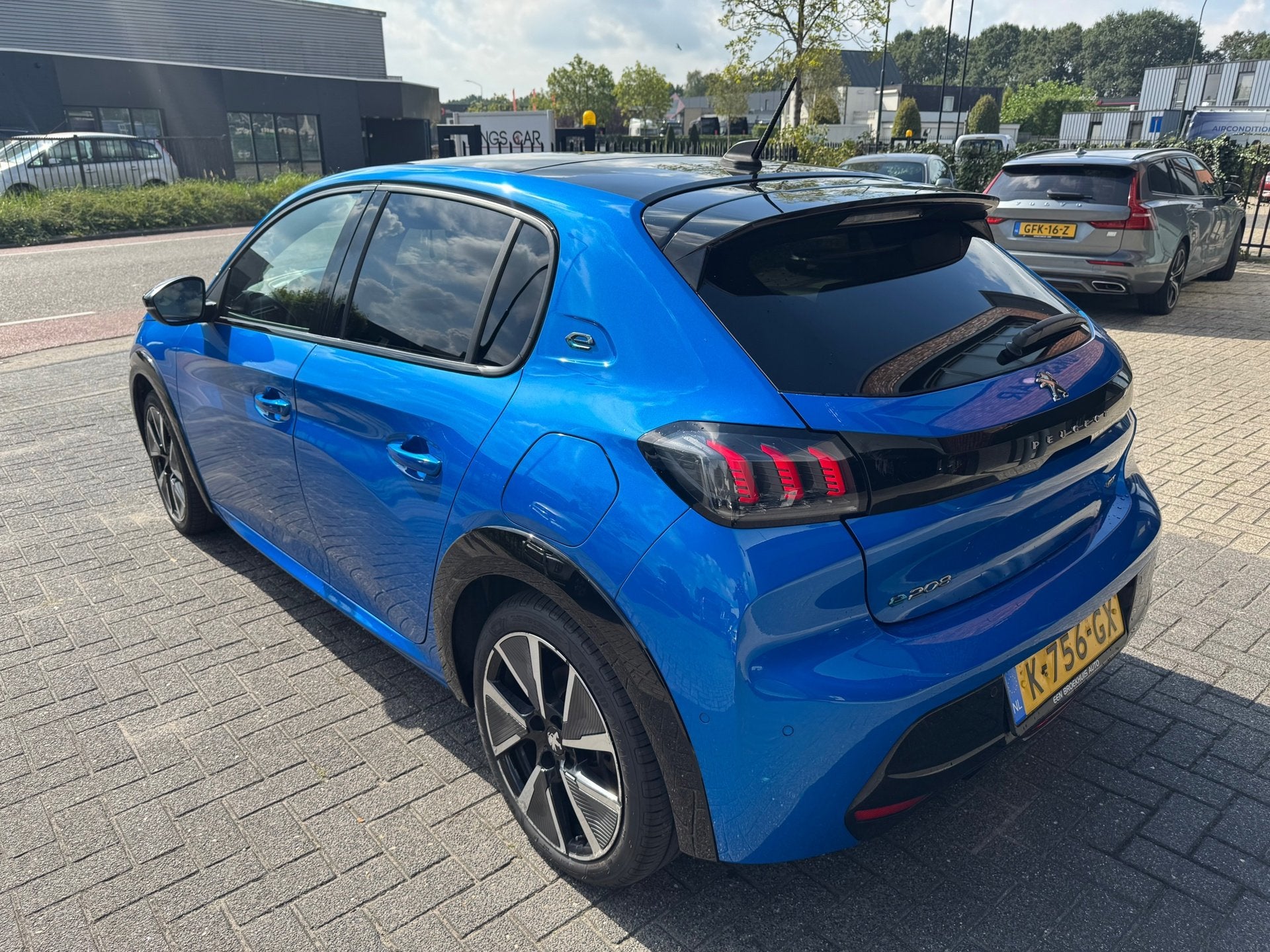 Peugeot E-208 EV GT Pack 50 kWh PANO LED CAMERA CRUISE NIEUW, Dealer onderhouden, 136 pk, Gebruikt, Blauw