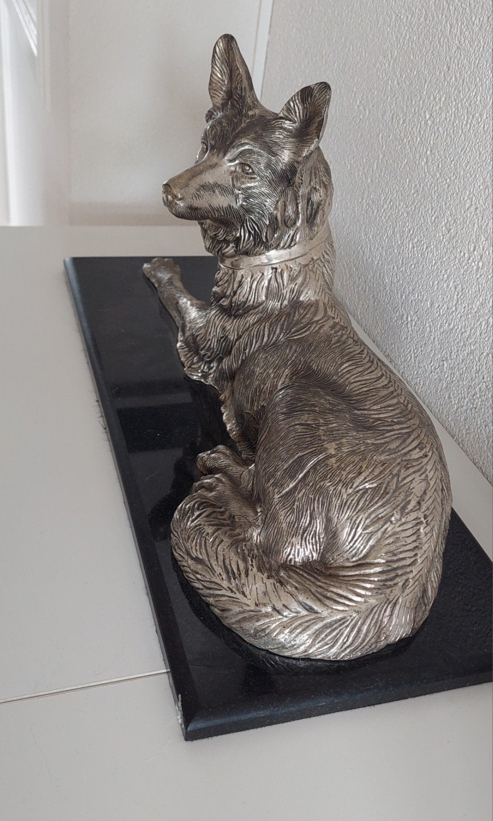 Groot beeld , liggende herdershond op marmeren sokkel, Zoogdier, 20 - 50 cm, Op sokkel, Beeld