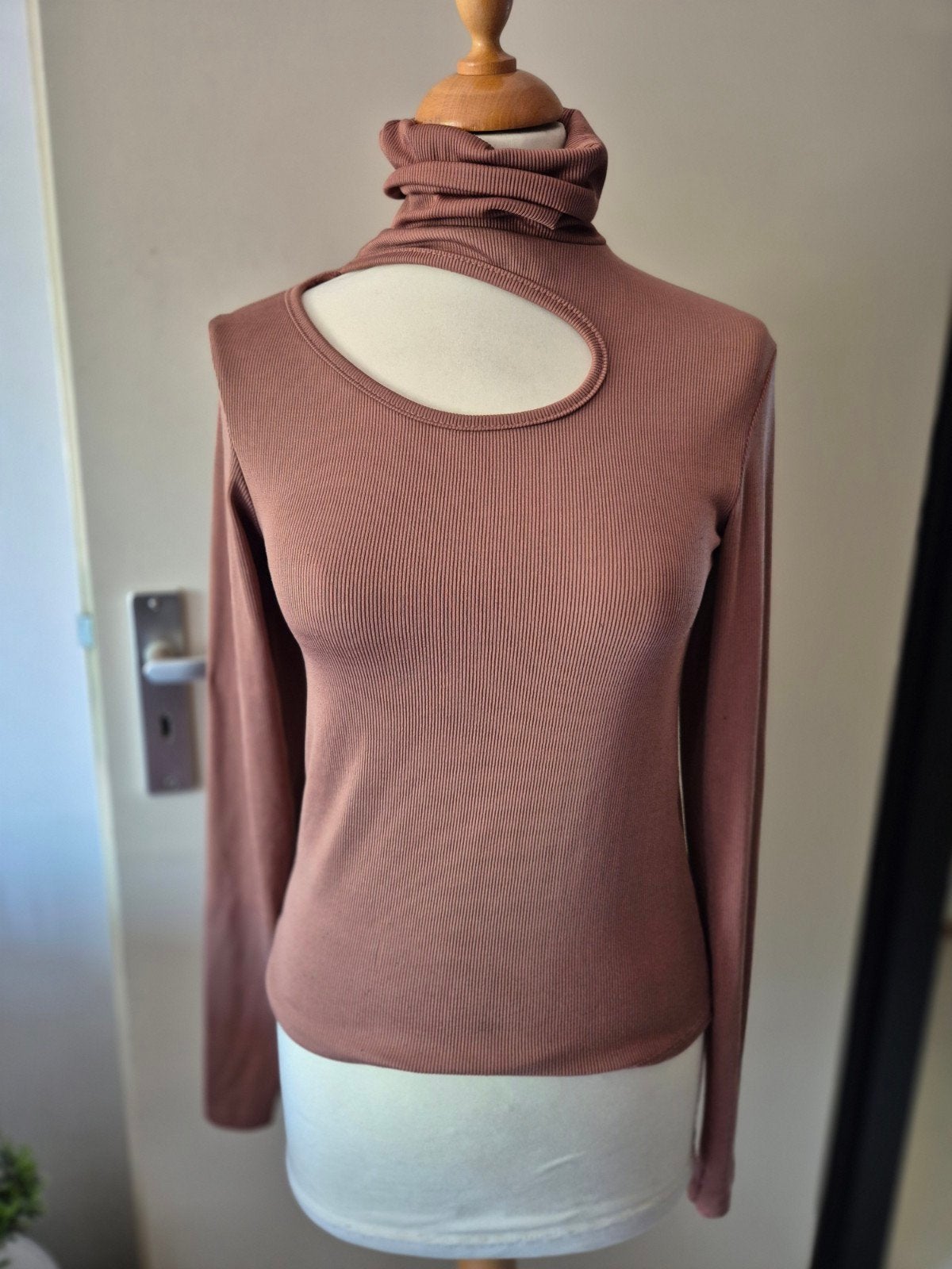 Trendy Geribbelde Top met Open Halsdetail en Col (Maat M), Ophalen of Verzenden, Gedragen, Maat 38/40 (M), Bruin
