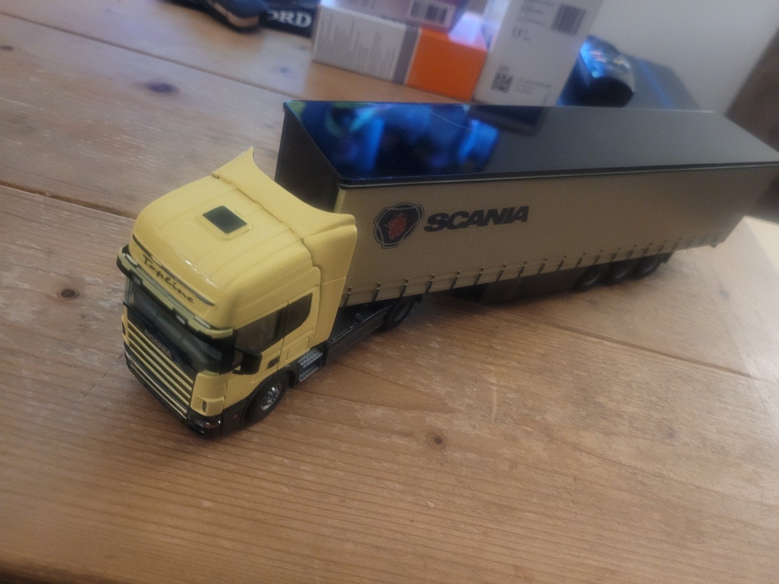 Scania met demo oplegger