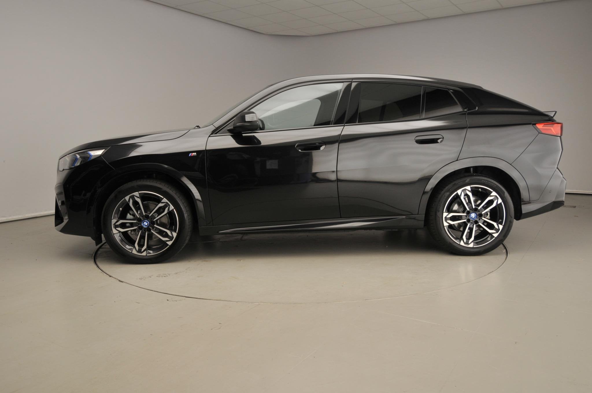 BMW iX2 eDrive20 | M-Sportpakket | LED | Navigatie | Sportst, Auto's, BMW, Dealer onderhouden, Stof, 750 kg, Met garantie (alle)