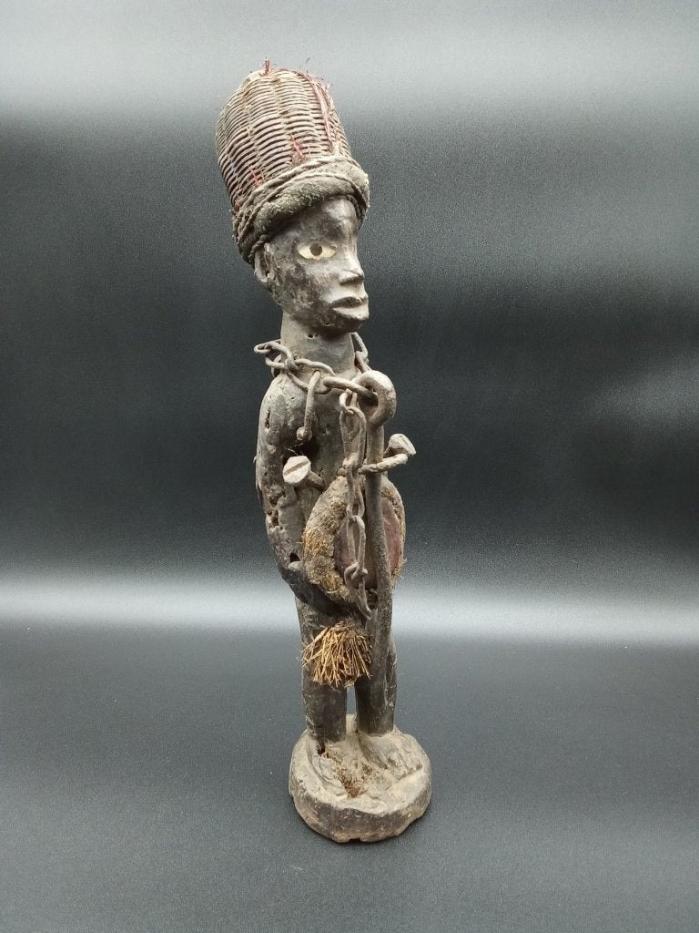 Een grote, antropomorfe Fon-fetisj met glasogen, Hout, Afrika, 39 cm, Ophalen of Verzenden