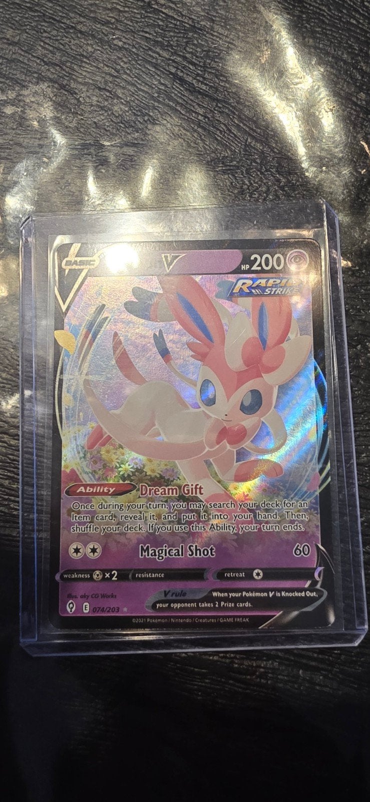 Sylveon V 074/203 Rapid Strike Pokémon Kaart, Ophalen of Verzenden, Zo goed als nieuw, Losse kaart, Foil
