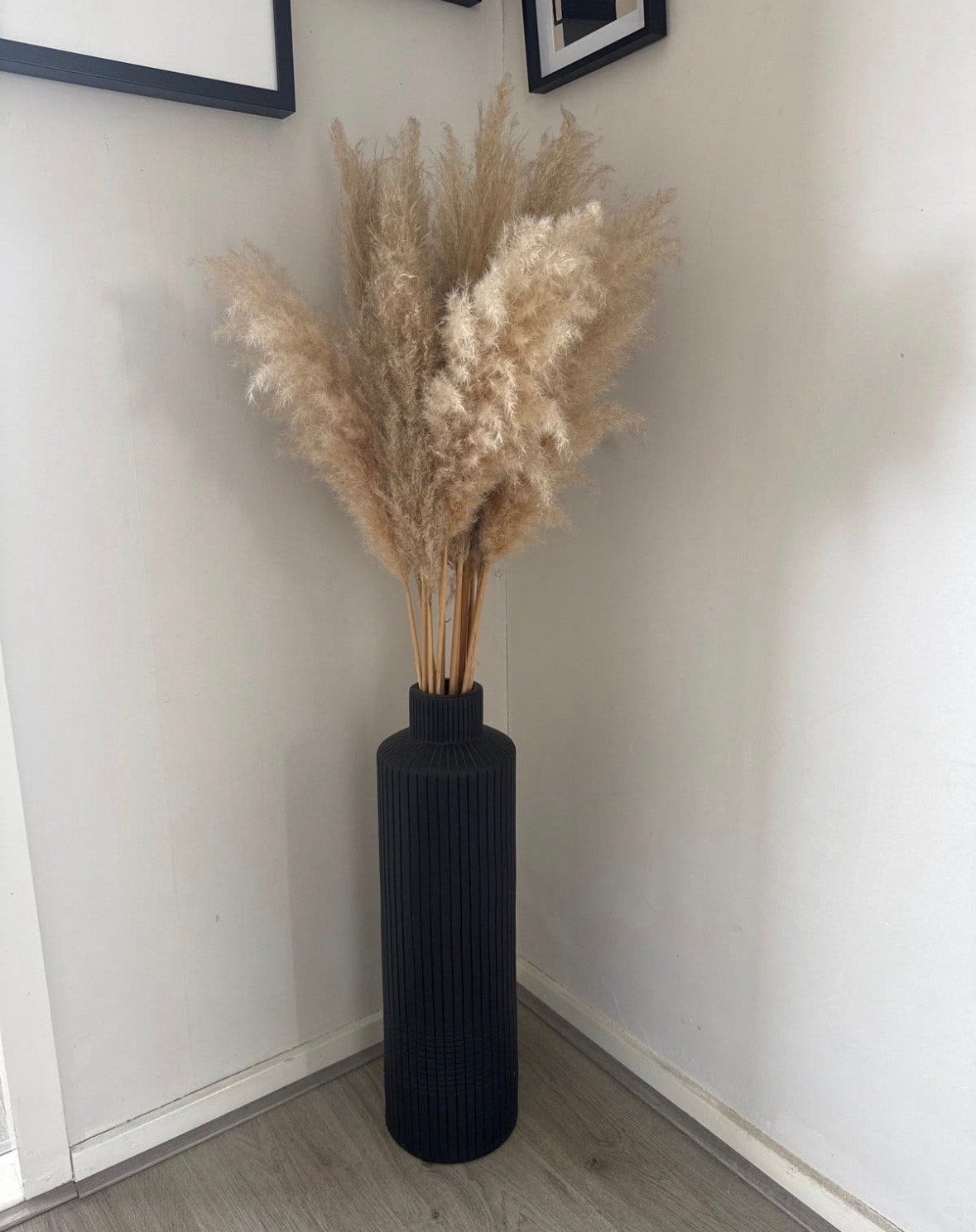 Zwarte vaas met pampas pluimen - 59 cm hoog, Overige materialen, Zwart, Ophalen of Verzenden, Zo goed als nieuw