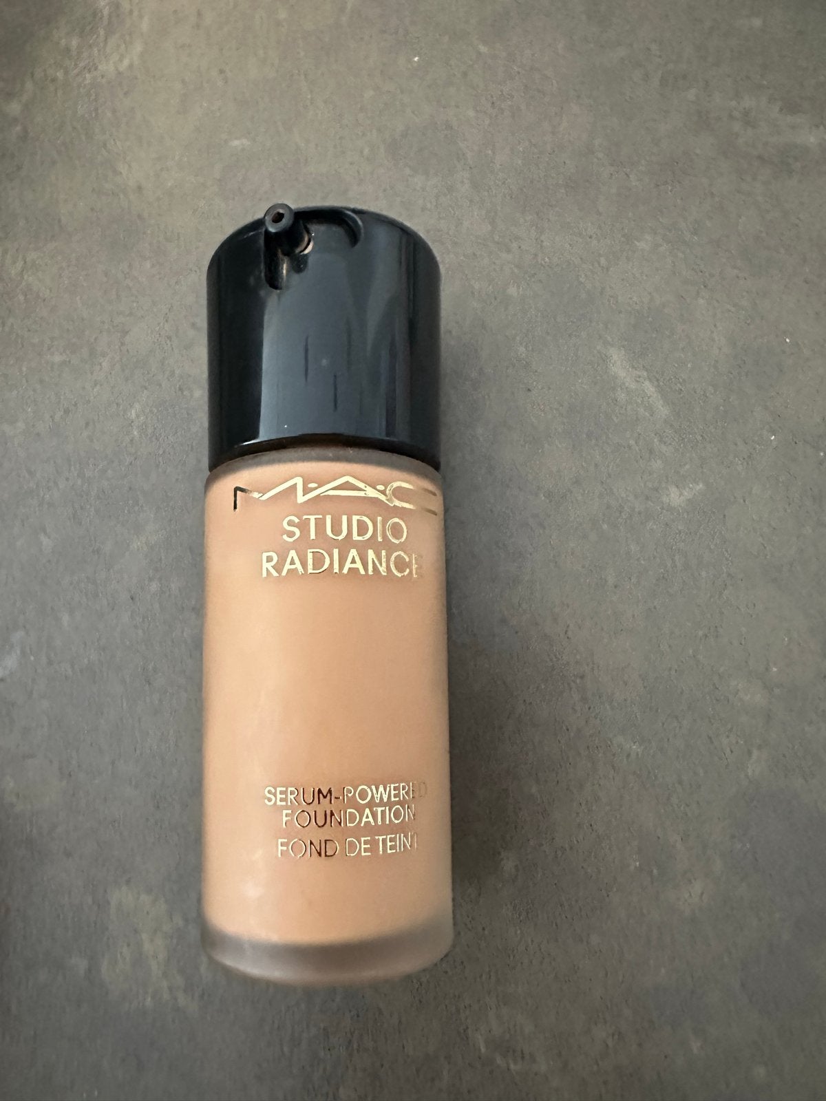MAC Studio Radiance Serum-Powered Foundation C4.5, Gehele gezicht, Beige, Nieuw, Ophalen of Verzenden