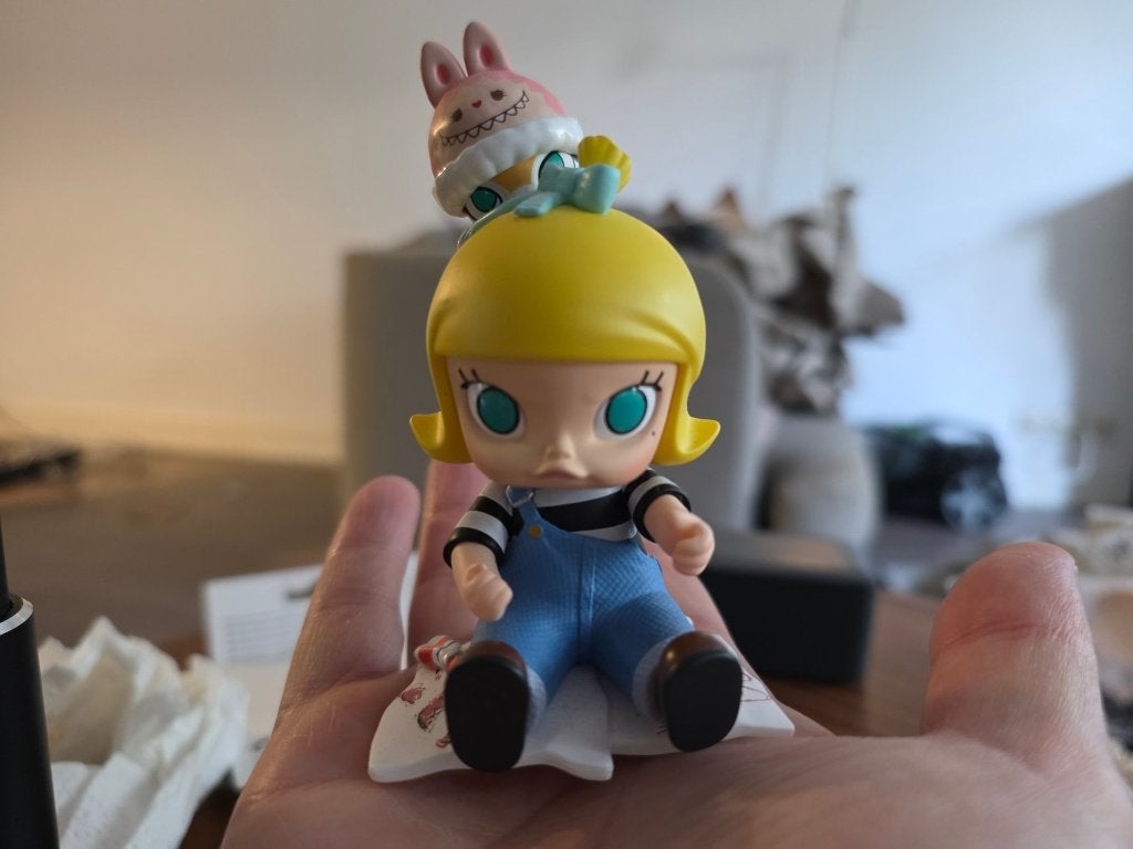 Gratis: Pop Mart Molly figuurtje met Labubu-muts, Ophalen, Gebruikt