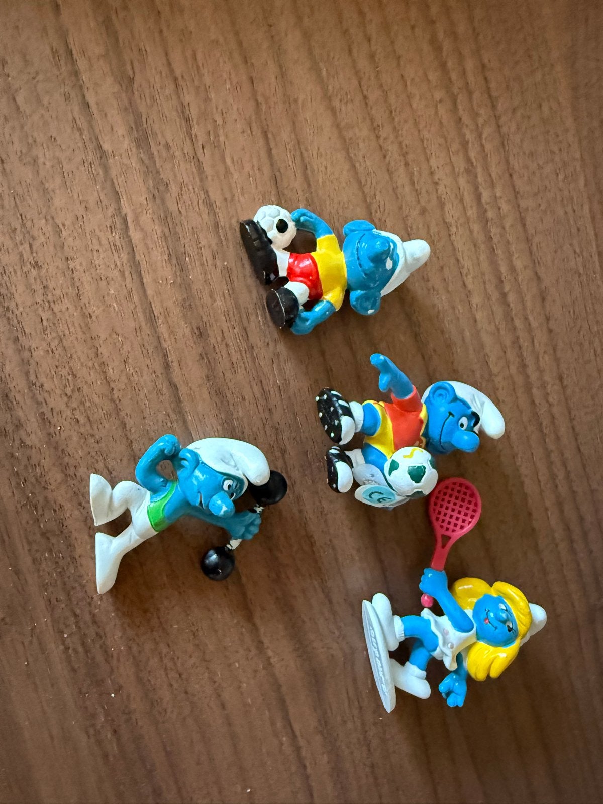 Vier Sportsmurfen - Vintage Smurfenbeeldjes, Verzamelen, Ophalen of Verzenden, Zo goed als nieuw, Verschillende Smurfen, Poppetje, Figuurtje of Knuffel