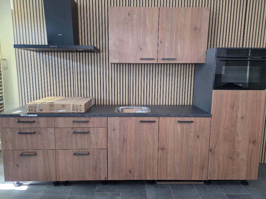 NIEUWE Luxe Q-Line Showroomkeuken ca. 300 cm / INNOVARE
