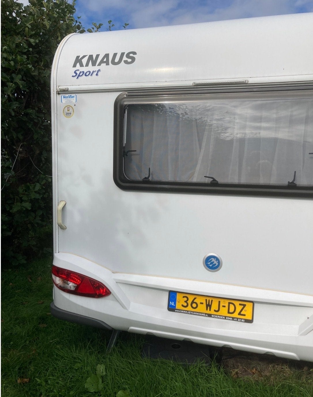 Knaus Sport 450 FU - Compacte en complete caravan, Caravans en Kamperen, Caravans, Vast bed, Rondzit, Particulier, 4 tot 5 meter