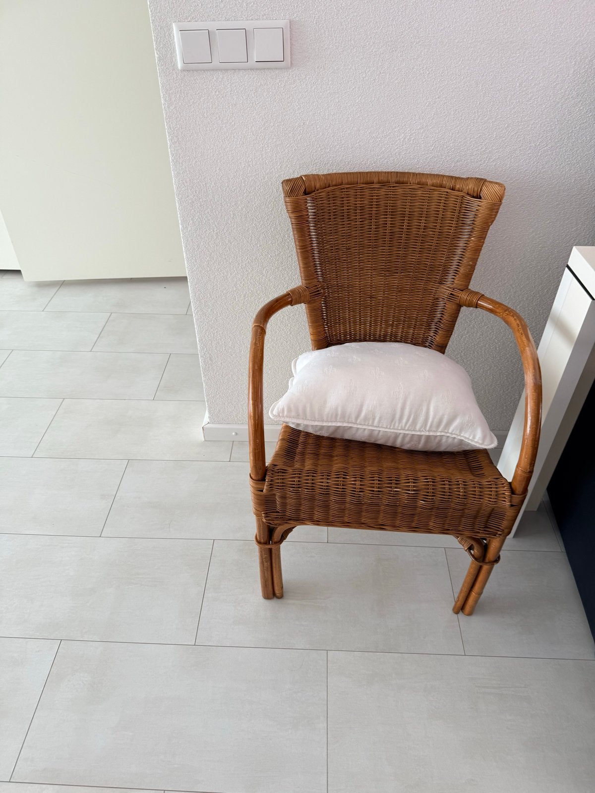 Rotan stoel met armleuningen, Ophalen, Gebruikt, Bruin, Riet of Rotan