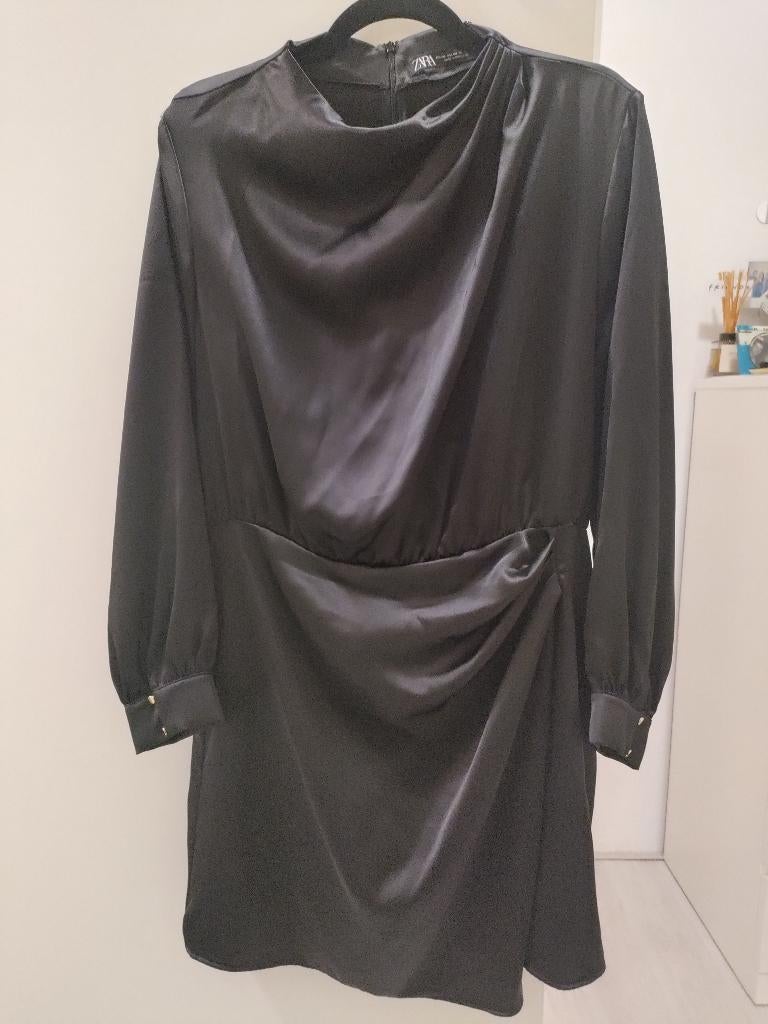 ZARA dress black satin like size XXL, Kleding | Dames, Jurken, Maat 46/48 (XL) of groter, Ophalen of Verzenden, Zo goed als nieuw
