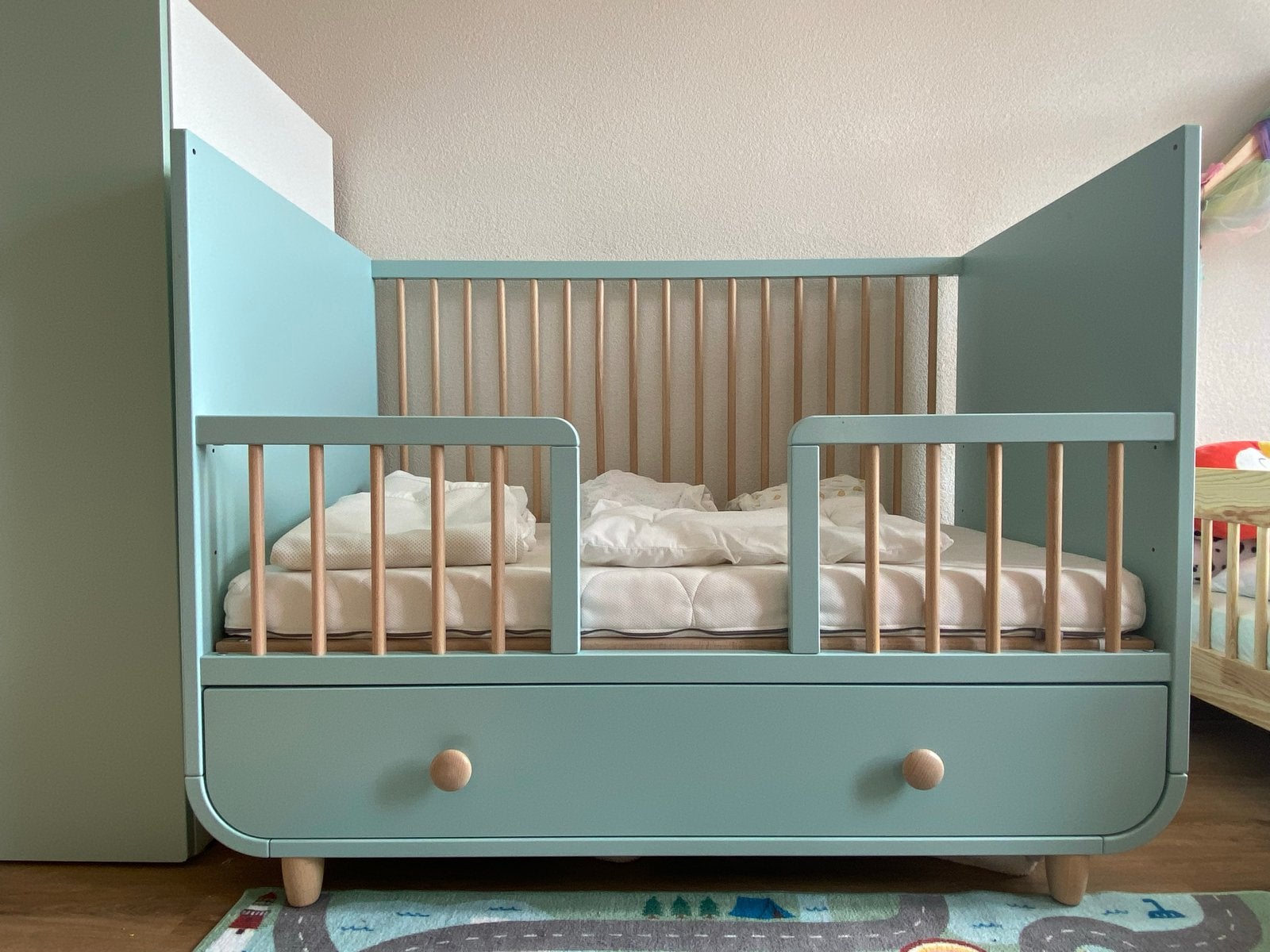 Ikea Myllra lichtturkoois babybed met lade en matras 60x120, Kinderen en Baby's, Ophalen, Zo goed als nieuw, Lattenbodem, Minder dan 140 cm