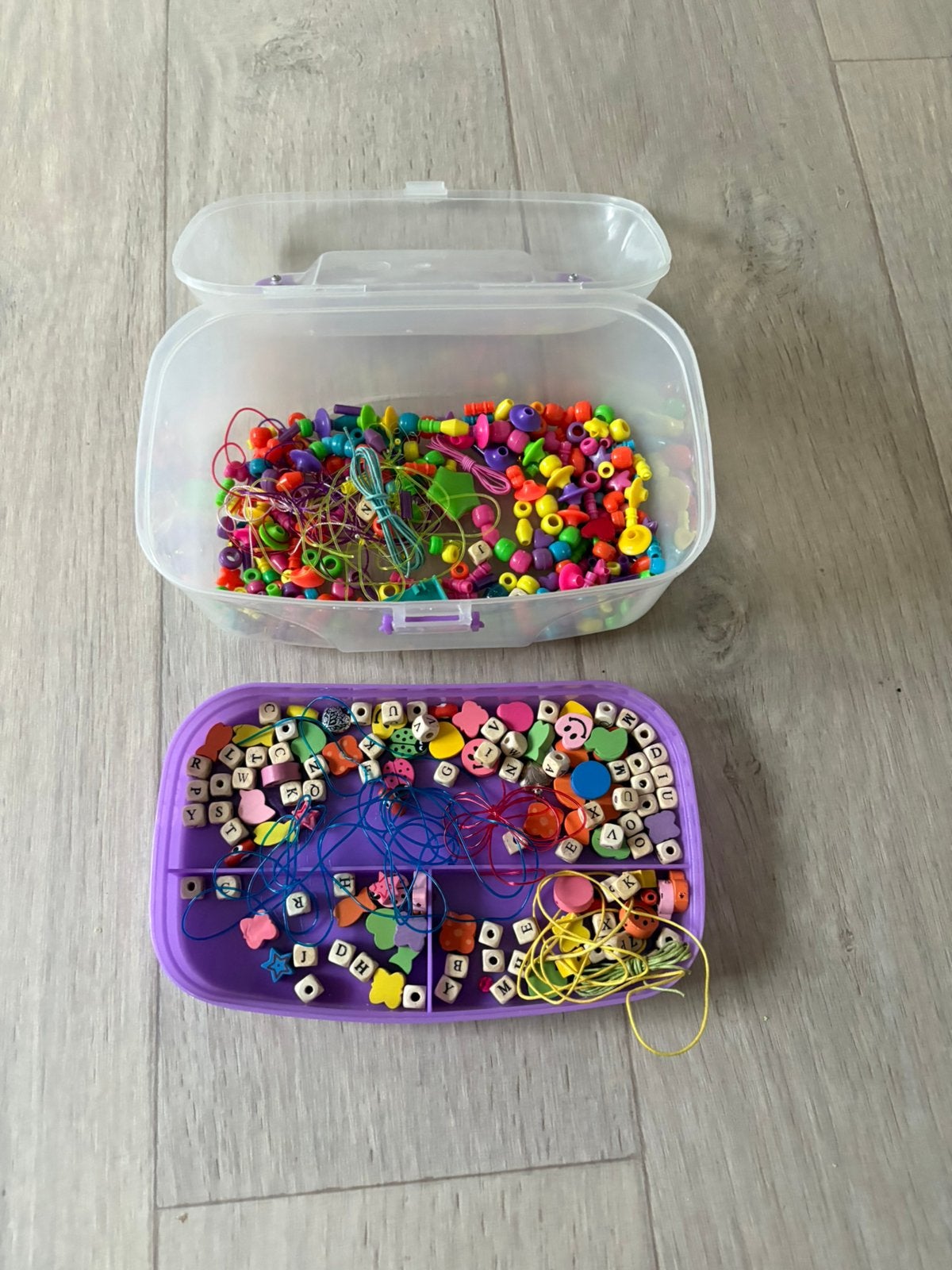 Plastic koffer met kralen, Ophalen of Verzenden