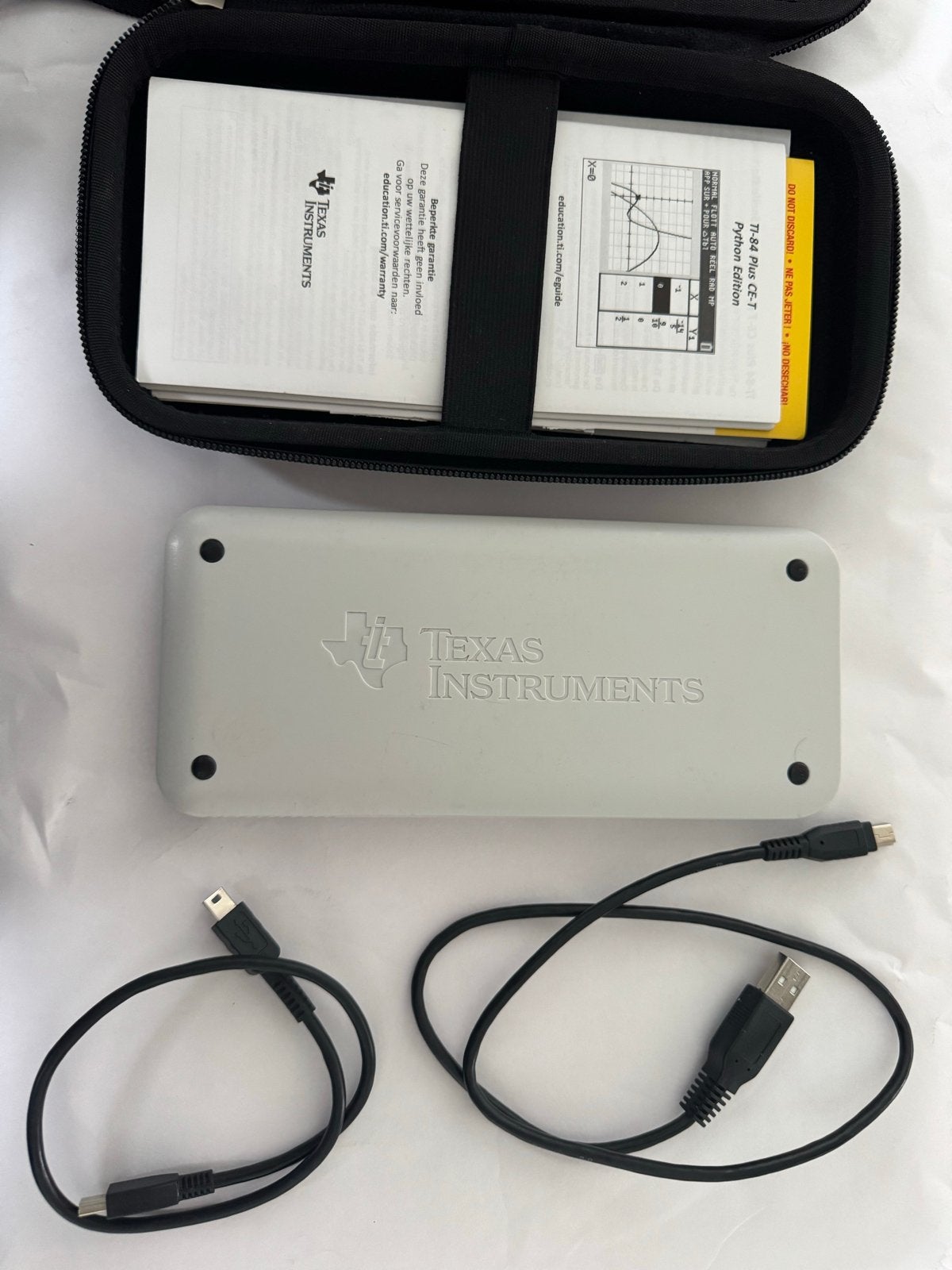 TI-84 Plus CE-T – compleet met hoes en kabels, Diversen, Rekenmachines, Ophalen of Verzenden, Grafische rekenmachine, Zo goed als nieuw