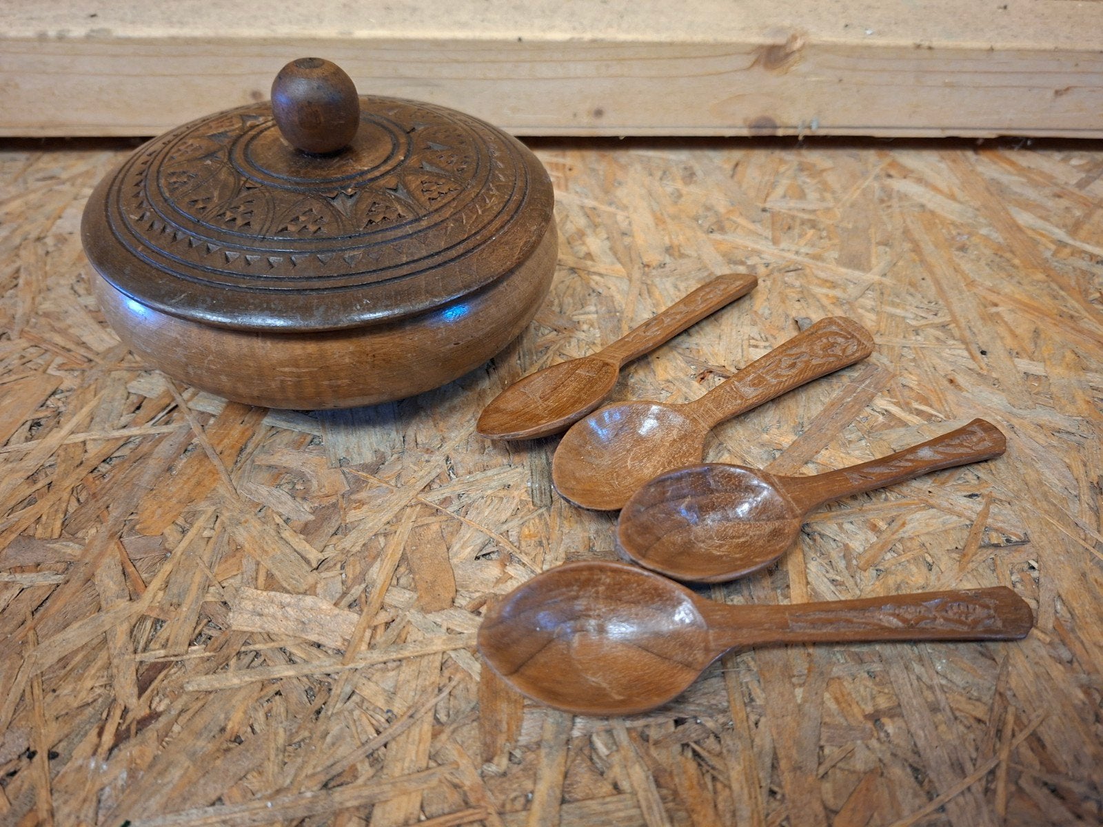 Mooi oud houten bakje en lepels houtsnijwerk, Ophalen of Verzenden