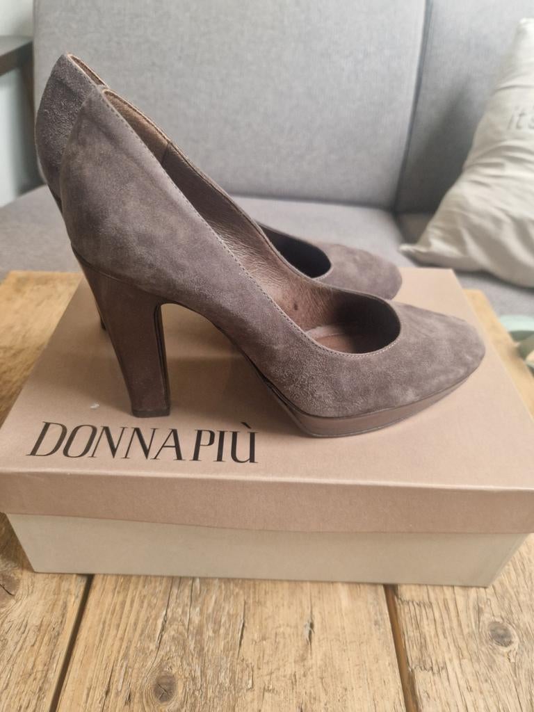 Donna piu pumps maat 39 taupe suede, Kleding | Dames, Ophalen of Verzenden, Zo goed als nieuw, Overige kleuren