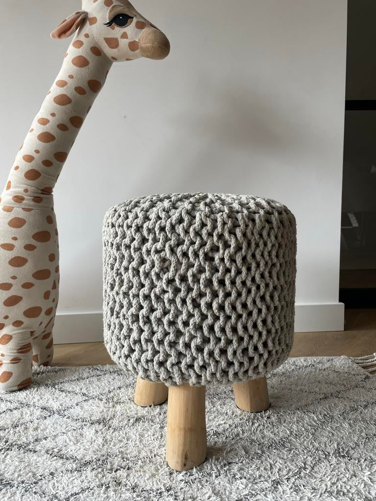 Grijze gehaakte poef met houten poten, Huis en Inrichting, Minder dan 50 cm, Gebruikt, Rond, Minder dan 50 cm