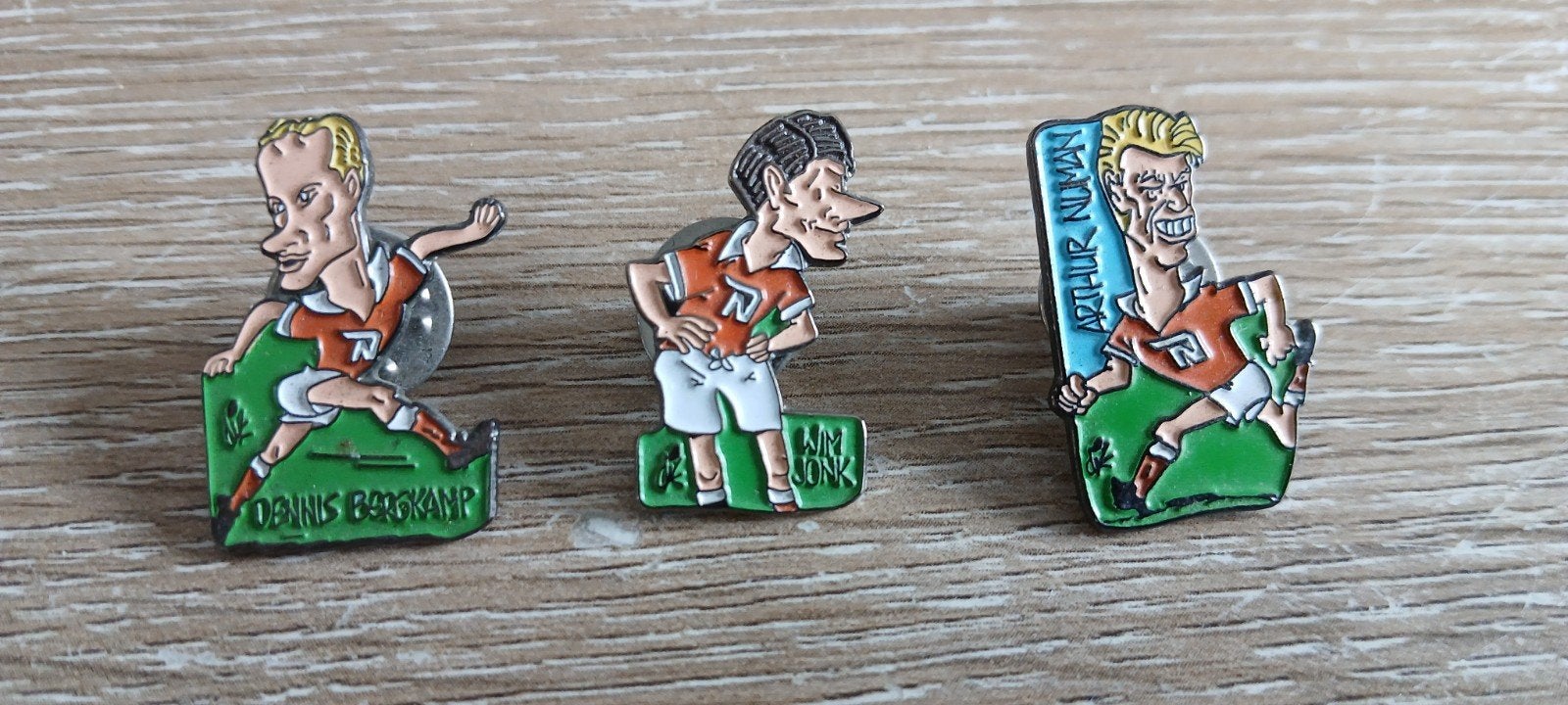WK voetbal pin badge Dennis Bergkamp Wim Jonk Arthur Numan, Verzamelen, Ophalen of Verzenden, Zo goed als nieuw, Sport, Speldje of Pin