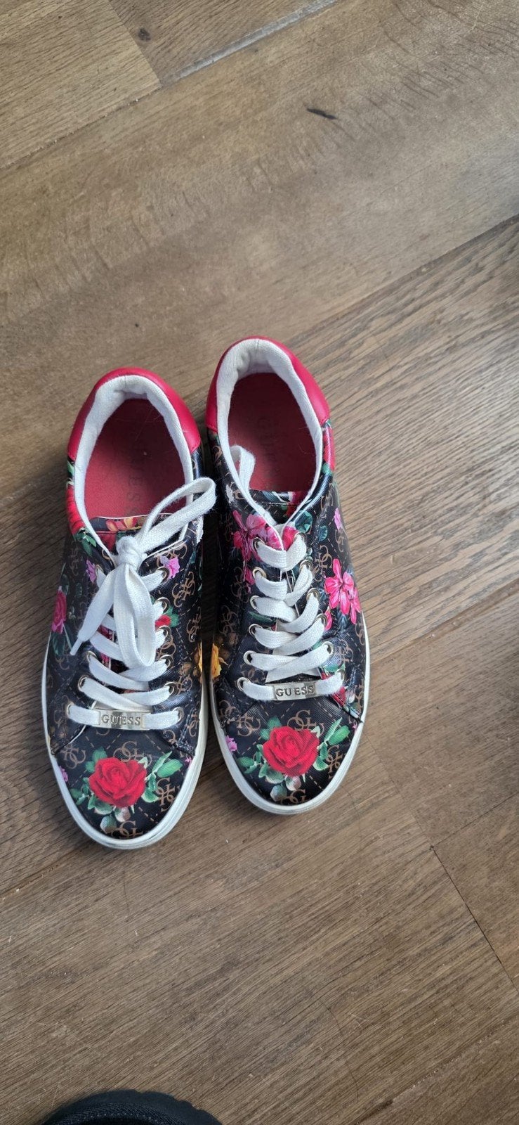 Guess sneakers met bloemenprint - Maat 40, Kleding | Dames, Schoenen, Guess, Zwart, Ophalen of Verzenden, Sneakers of Gympen