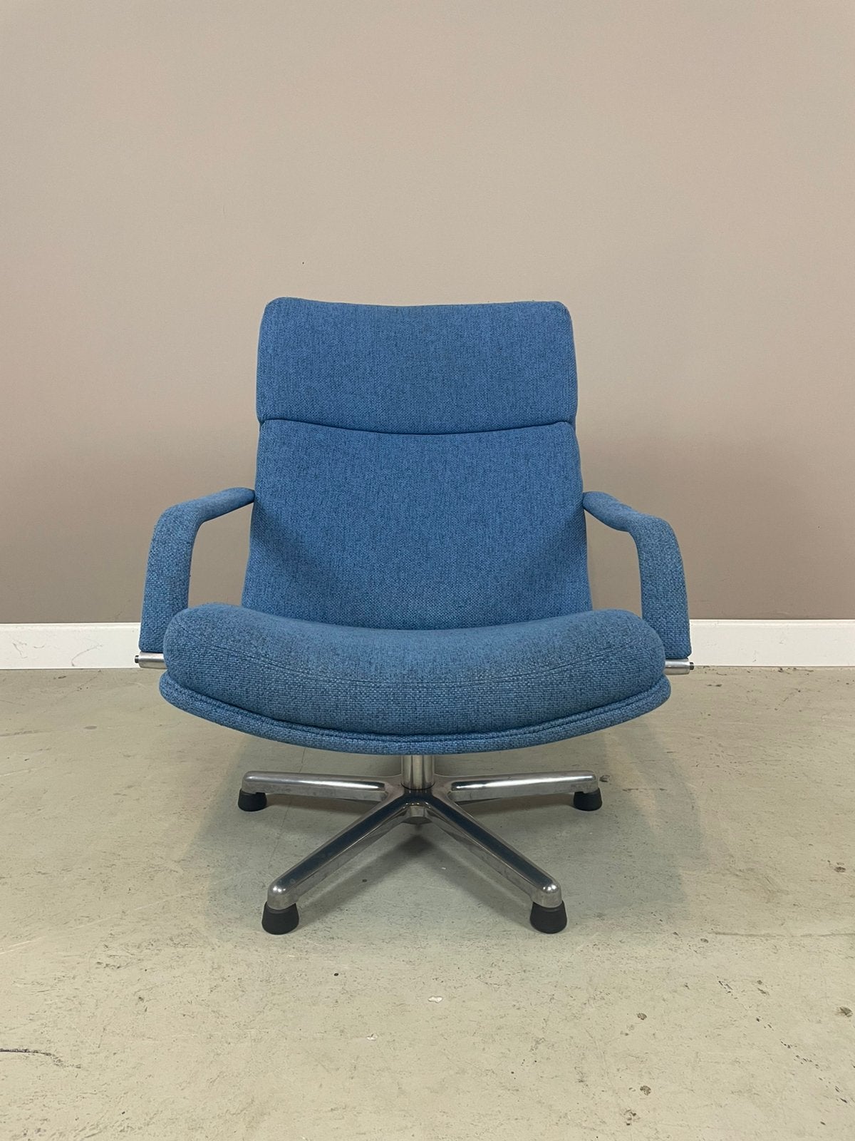 Artifort F141 draaifauteuil door Geoffrey D. Harcourt ZGAN, Huis en Inrichting, Ophalen, Zo goed als nieuw, Metaal