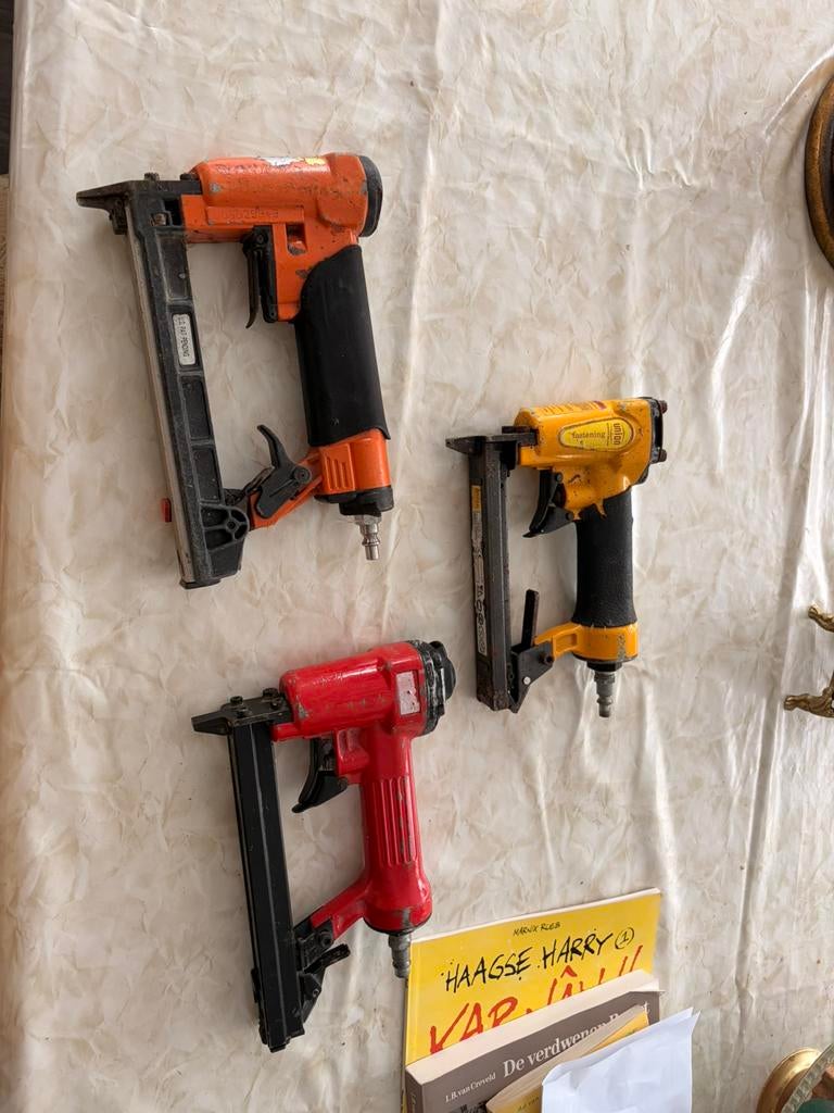Set van 3 pneumatische tacker/nietpistolen + compressor, Ophalen, Zo goed als nieuw, Overige typen