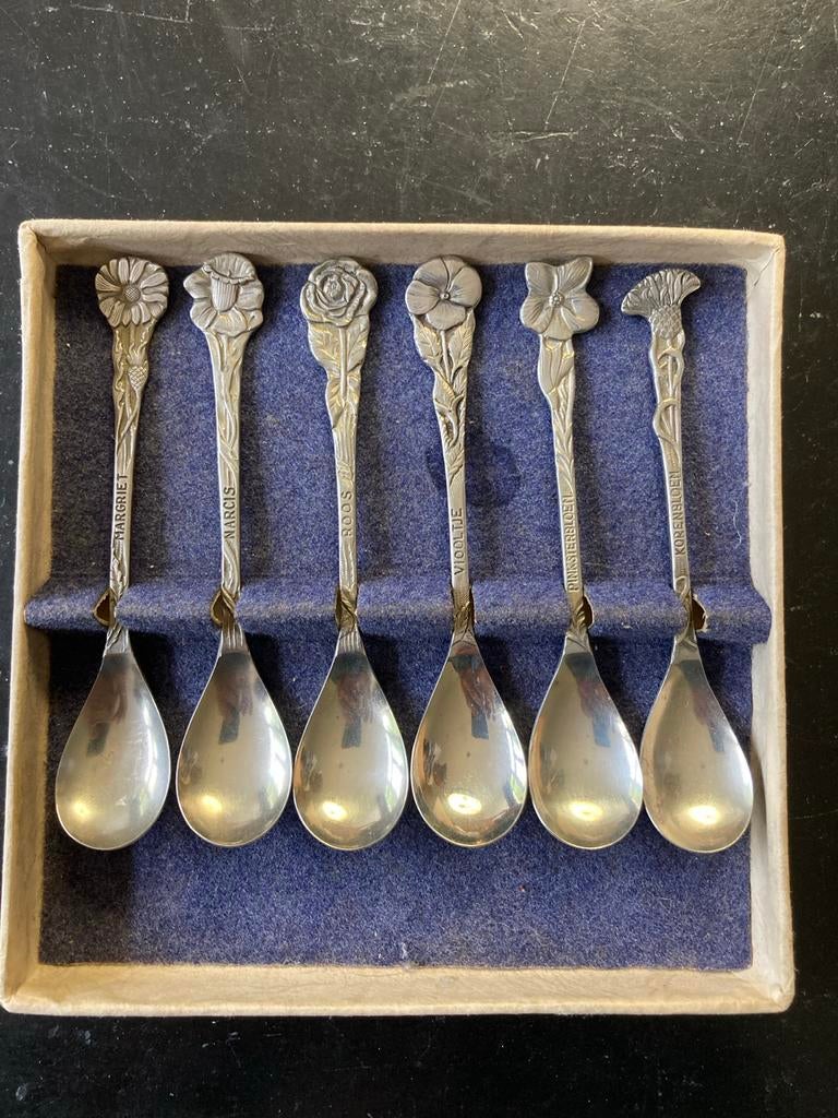 Set van 6 verzilverde lepeltjes (zilverstad) met bloemmotief, Antiek en Kunst, Antiek | Bestek, Ophalen of Verzenden