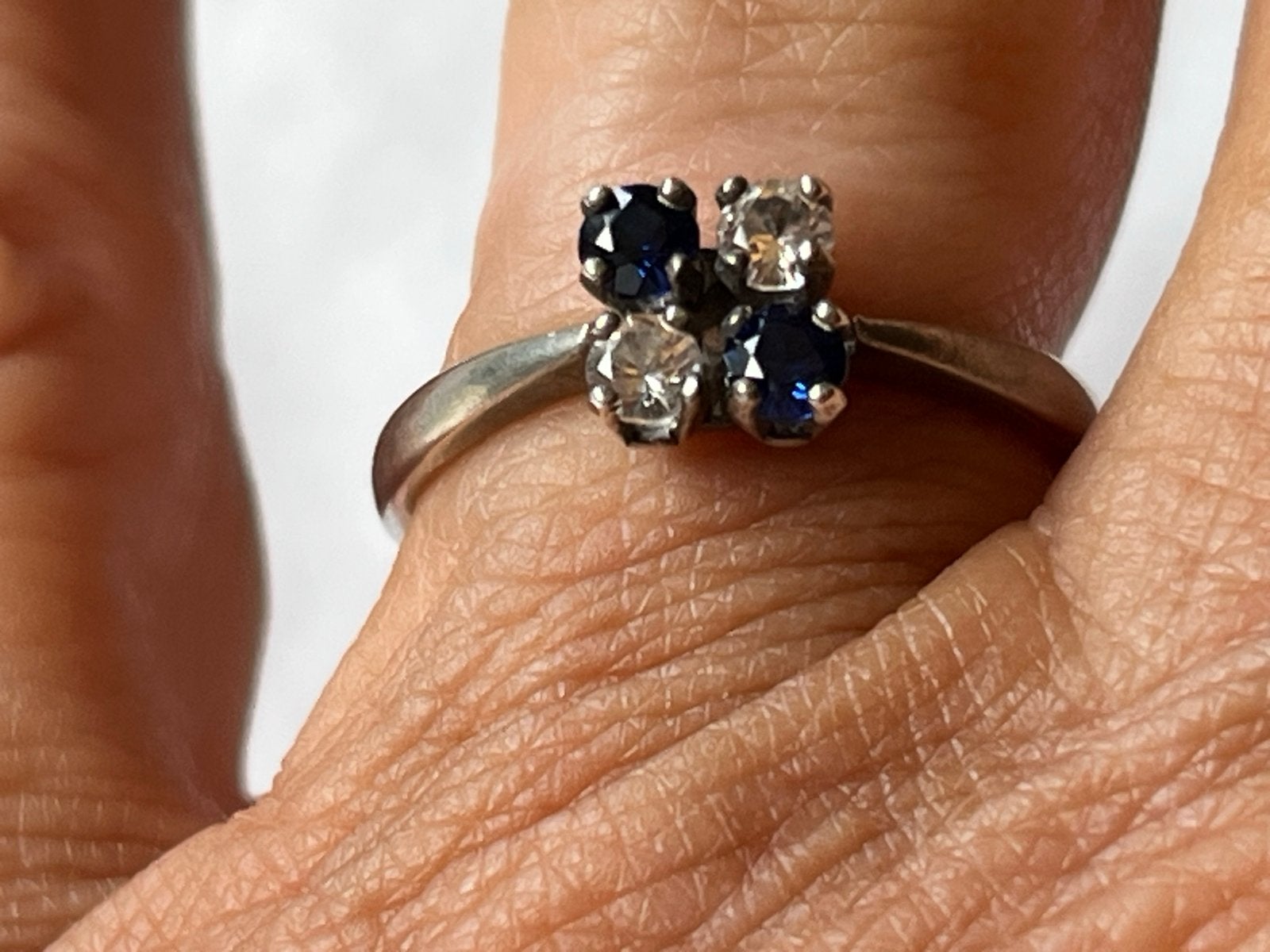 Zilveren ring met witte en blauwe saffier, maat 17,5, Verzenden, Zo goed als nieuw, 17 tot 18, Met edelsteen