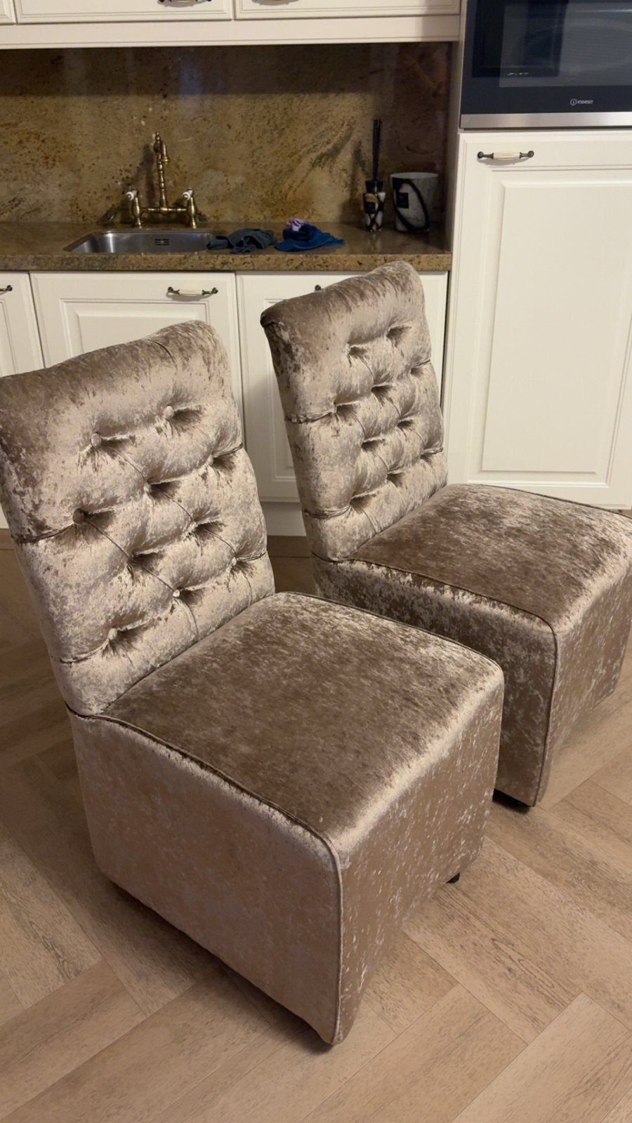 Eric Kusters stijl bankje & eetstoelen taupe fluweel, Twee, Overige kleuren, Ophalen of Verzenden, Zo goed als nieuw