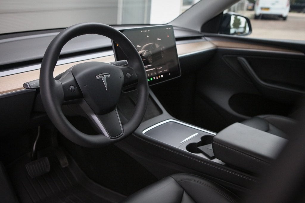 Foto 3 van Tesla Model Y Long R. RWD 75 kWh | FSD | (bj 2025)