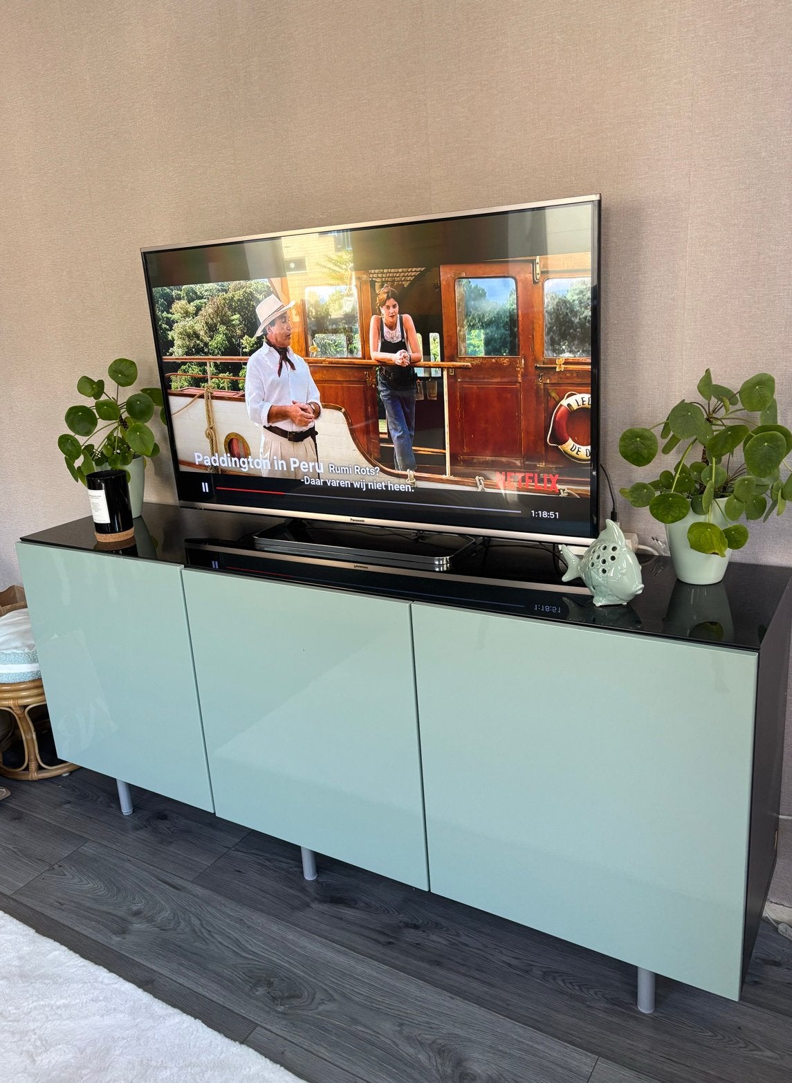 IKEA Besta TV-meubel met glazen blad en deuren hoogglans, 150 tot 200 cm, Ophalen of Verzenden, 25 tot 50 cm, Met deur(en)