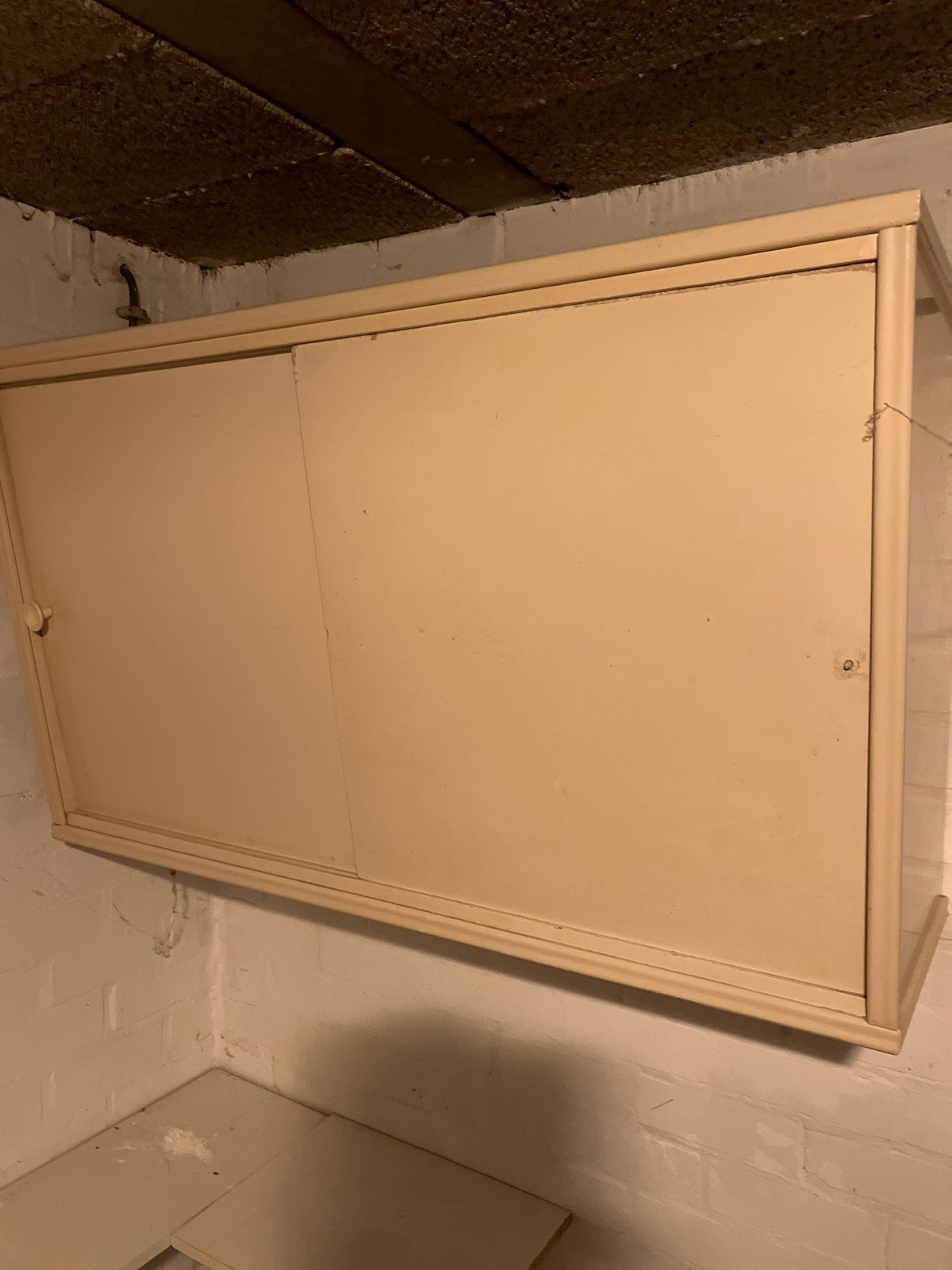 Vintage houten hangkastje met schuifdeuren, Ophalen, Gebruikt