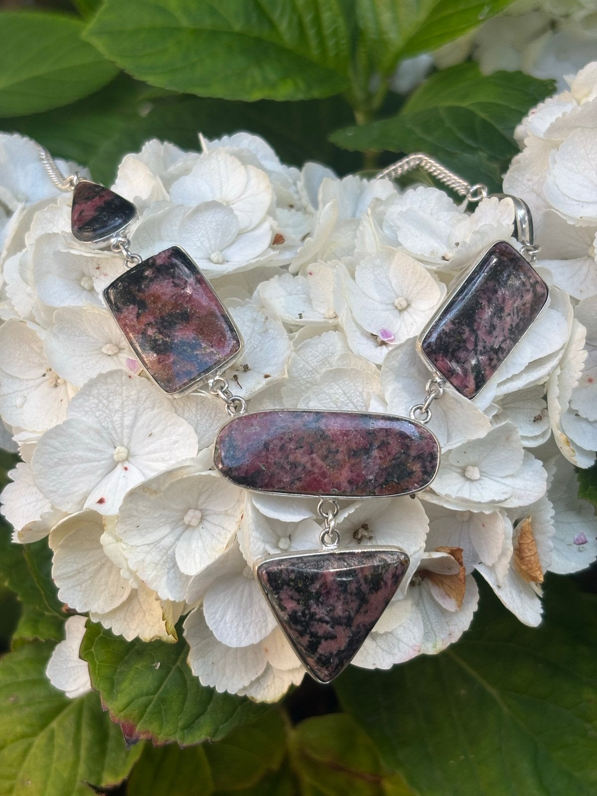 Rhodoniet ketting met zilveren accenten, Sieraden, Tassen en Uiterlijk, Kettingen, Nieuw, Ophalen of Verzenden, Steen of Mineraal