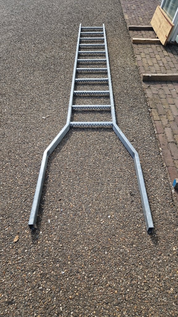 Gegalvaniseerde trap ( 141 ), Doe-het-zelf en Verbouw, Ladders en Trappen, Ophalen, Zo goed als nieuw, Ladder, Nb